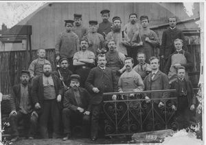 Otto Heyderhoff (1844 - 1899) mit seinen Arbeitern und Angestellten 1889